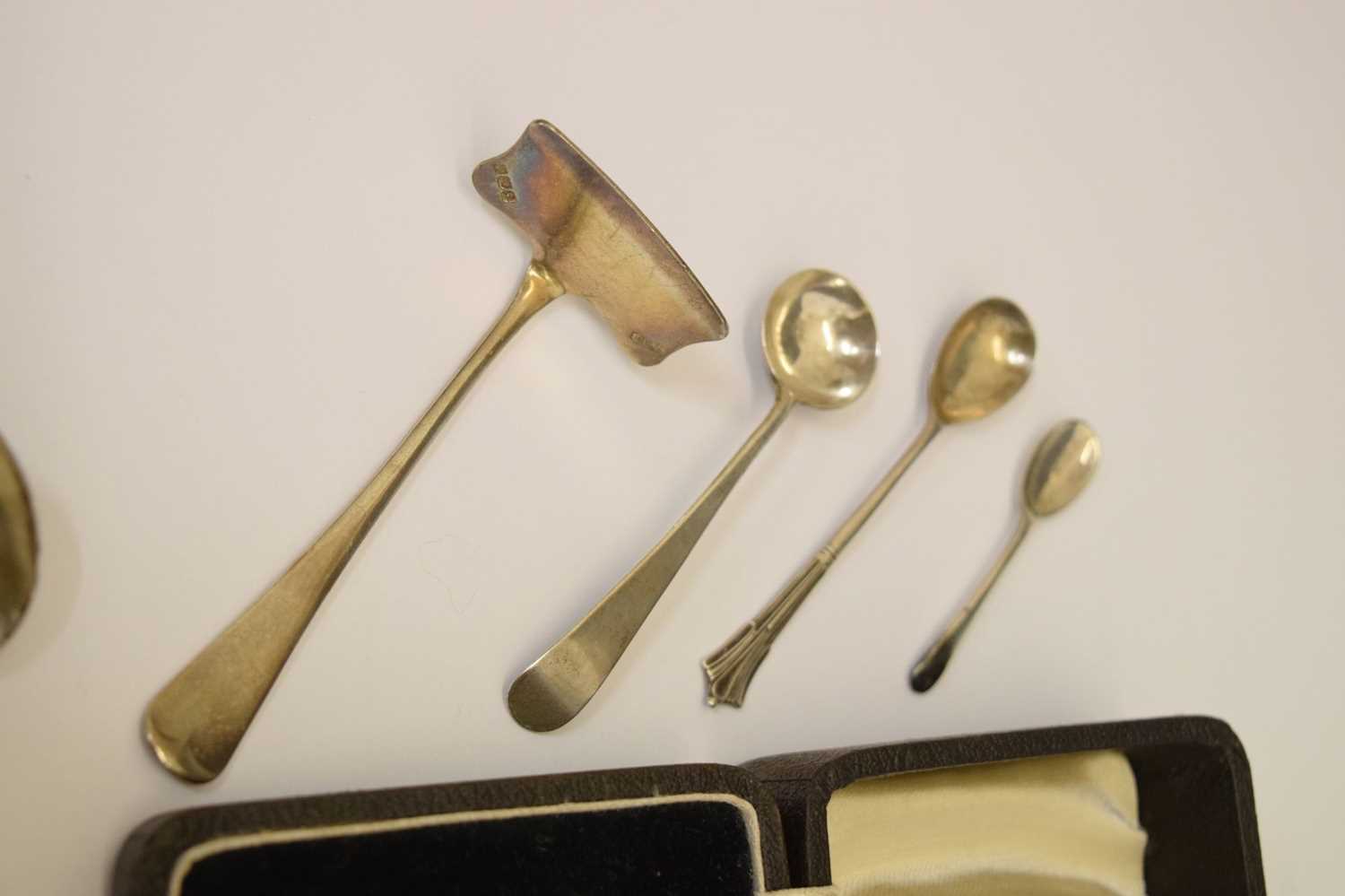 Assorted silver including four golfing spoons, tea strainer, George VI Scottish caddy spoon, etc - Bild 9 aus 13