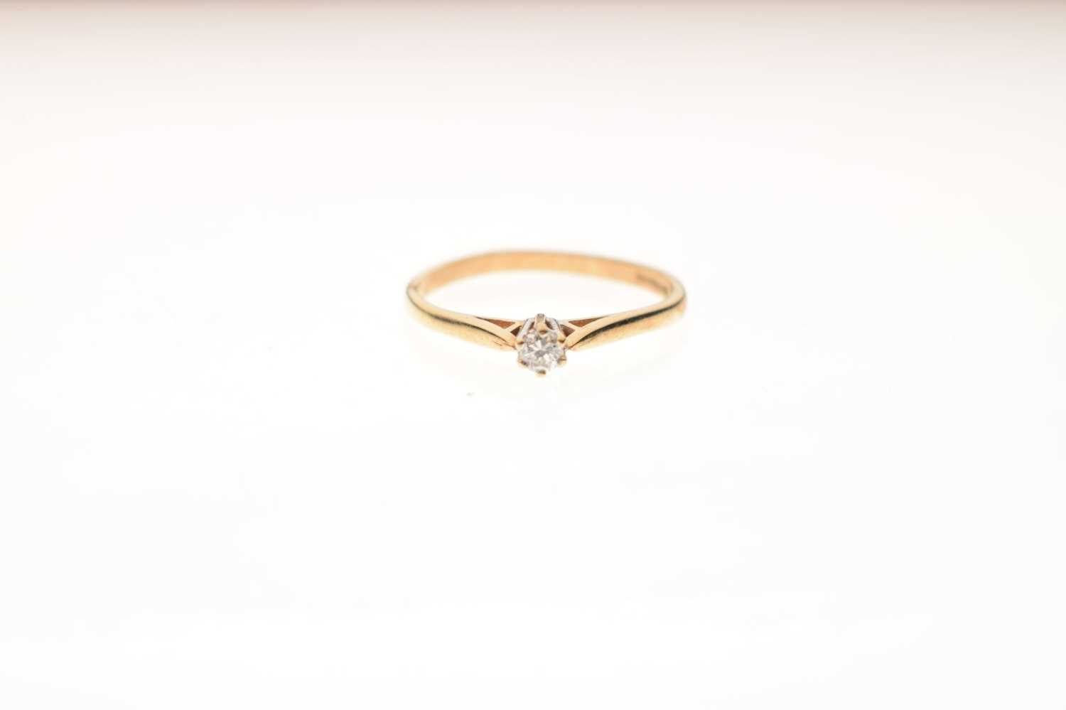 9ct gold ring set small solitaire diamond - Image 6 of 6