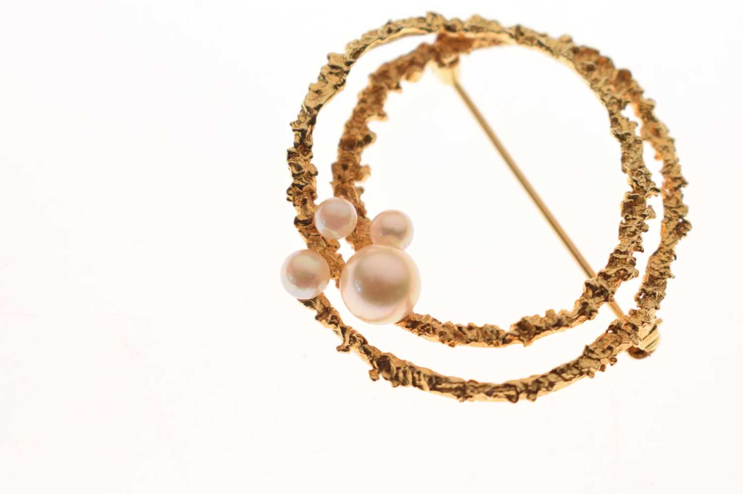 Modernist circular brooch of two entwined textured rings set four graduated cultured pearls - Image 2 of 5