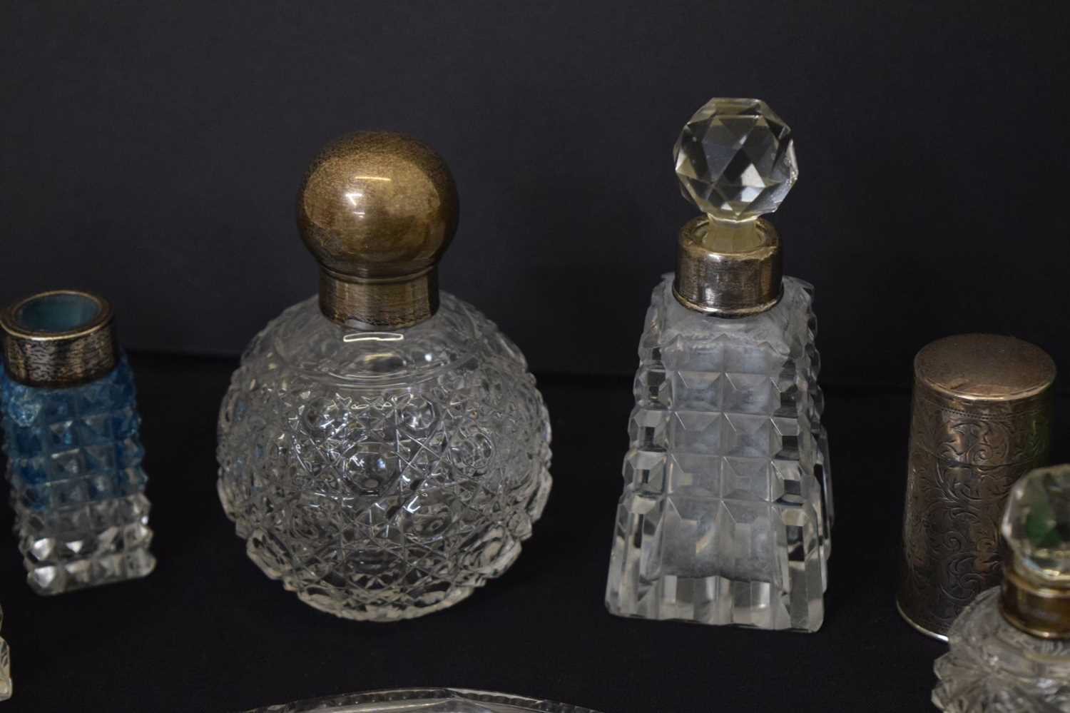 Quantity of mainly silver mounted and capped perfume and scent bottles - Image 5 of 10