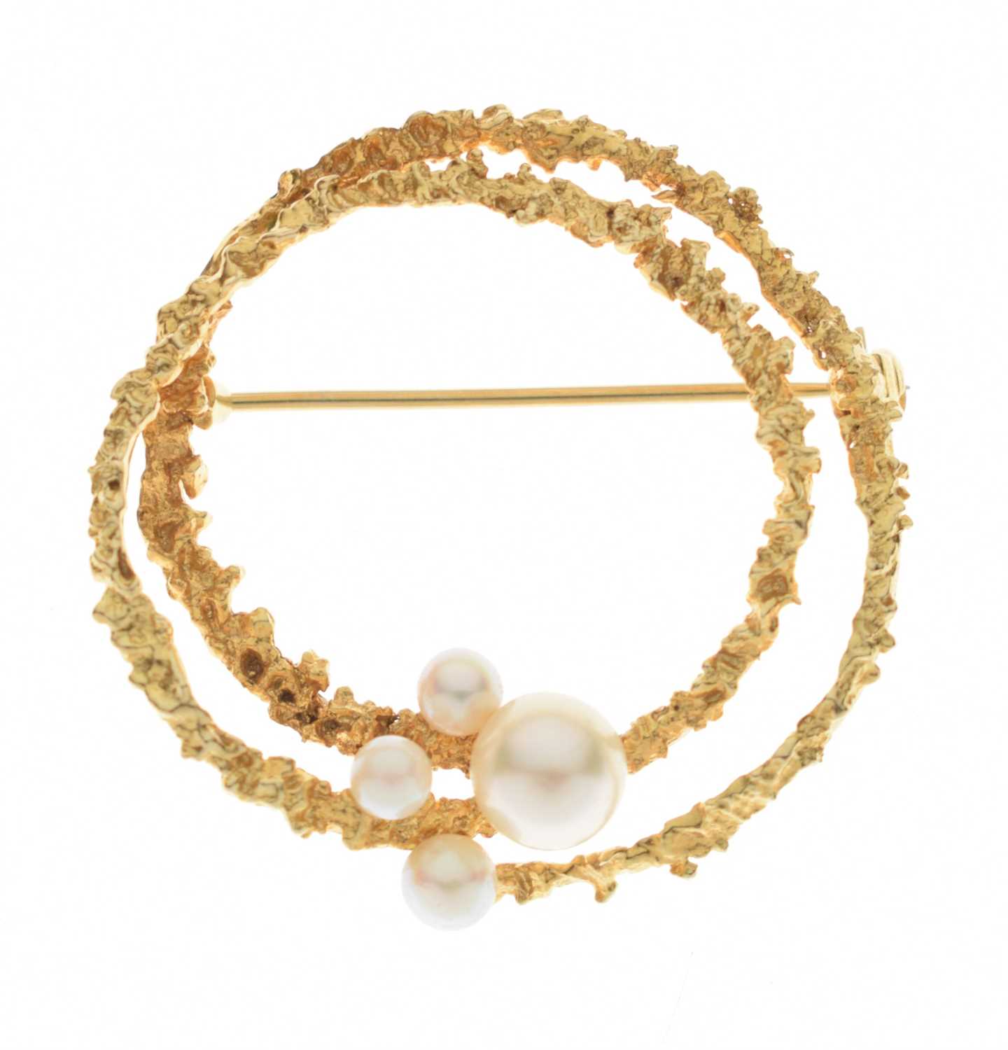 Modernist circular brooch of two entwined textured rings set four graduated cultured pearls