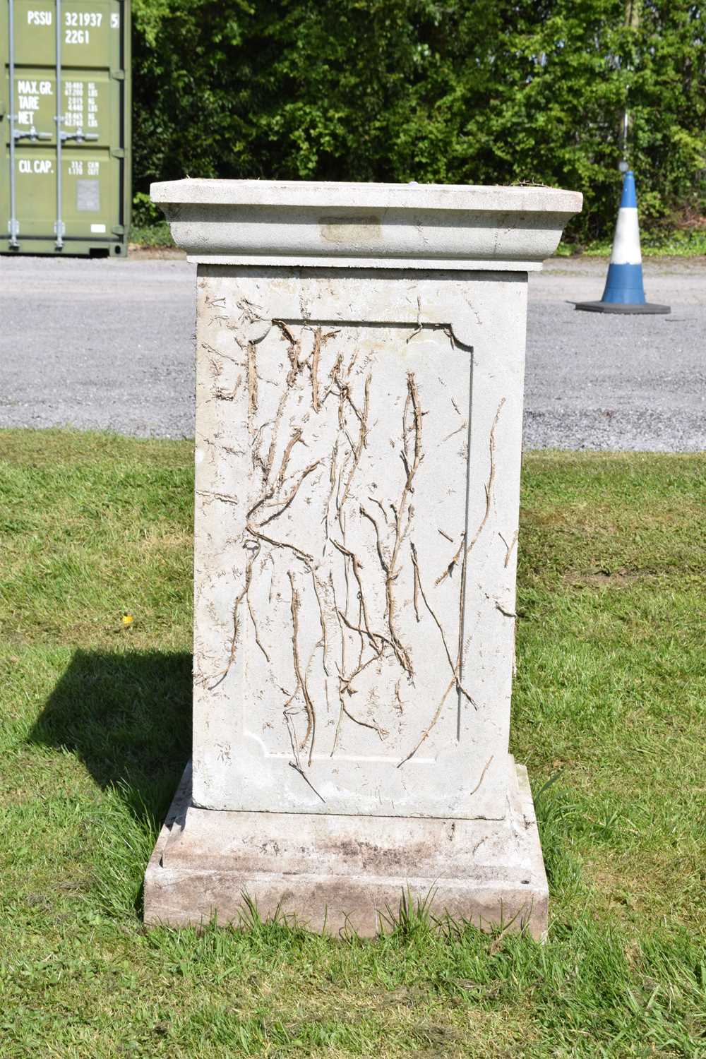 Composition stone garden urn and pedestal - Image 4 of 11