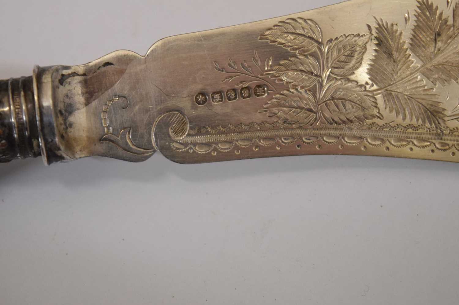 Cased set of six George V silver handled butter knives, cased pair of silver plated fish servers, et - Image 9 of 13