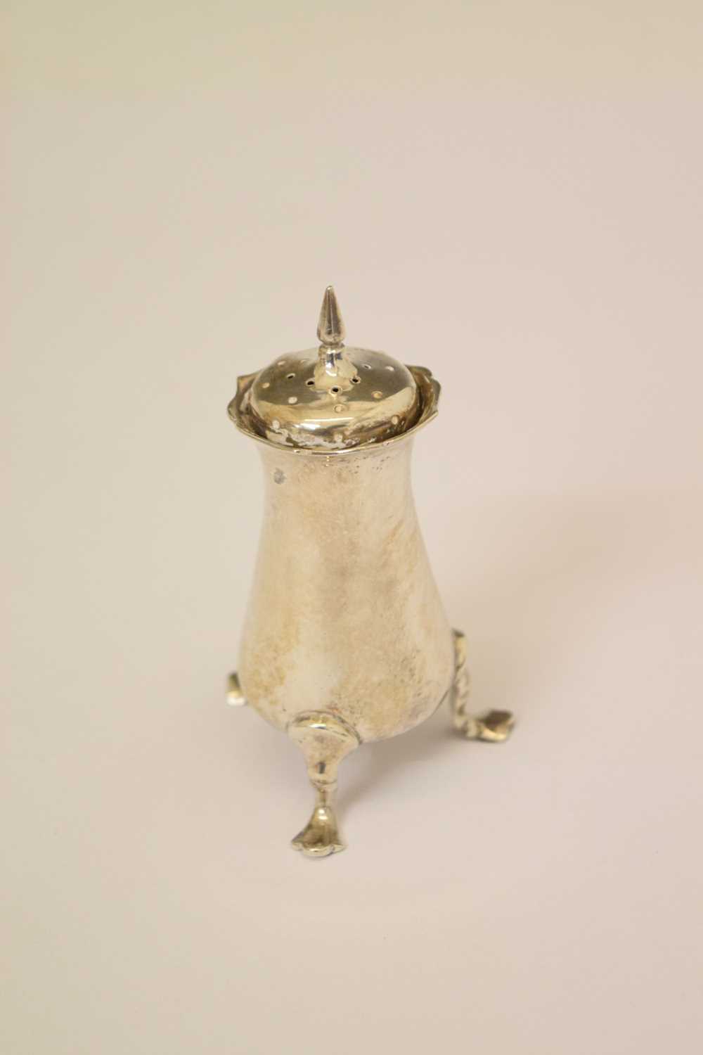 Group of silver to include late Victorian silver sugar sifter, asparagus tongs, etc - Image 7 of 11