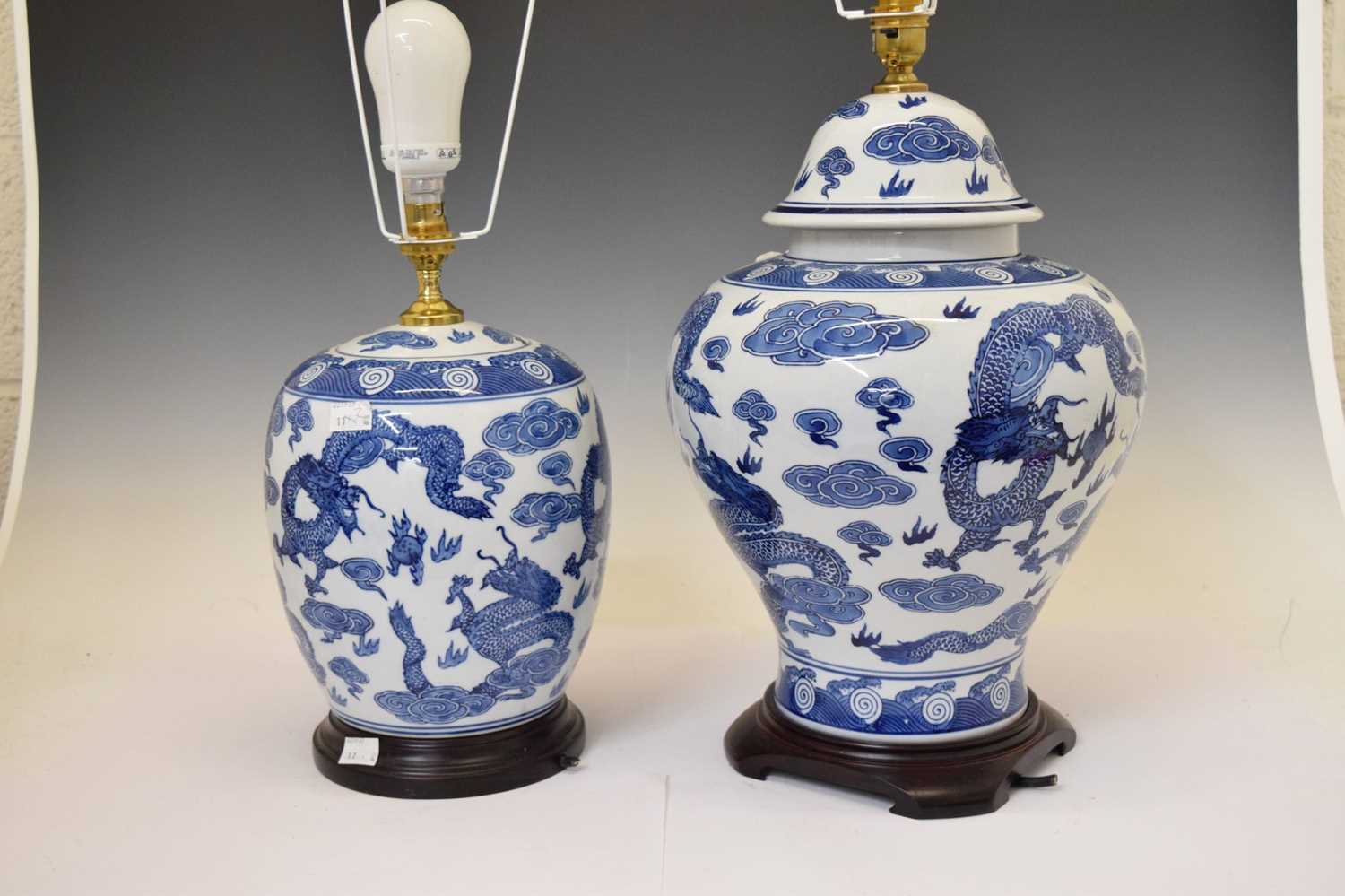 Two blue and white porcelain table lamps - Image 10 of 10