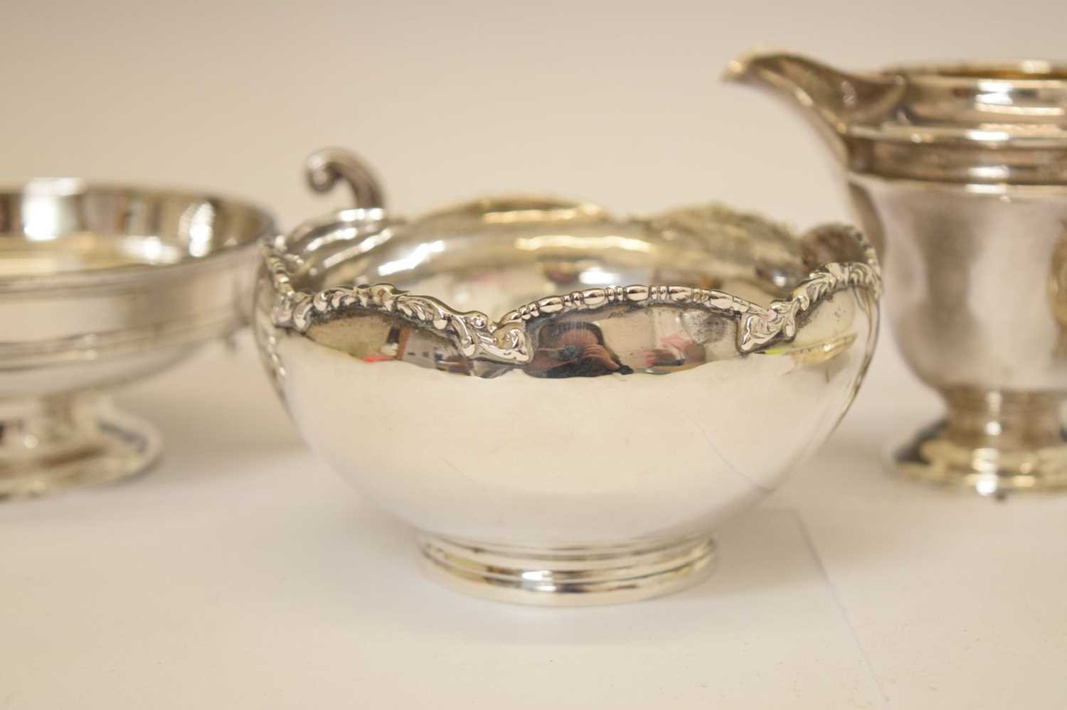 George V silver twin-handled pedestal bowl, George V cream jug, etc - Image 4 of 10