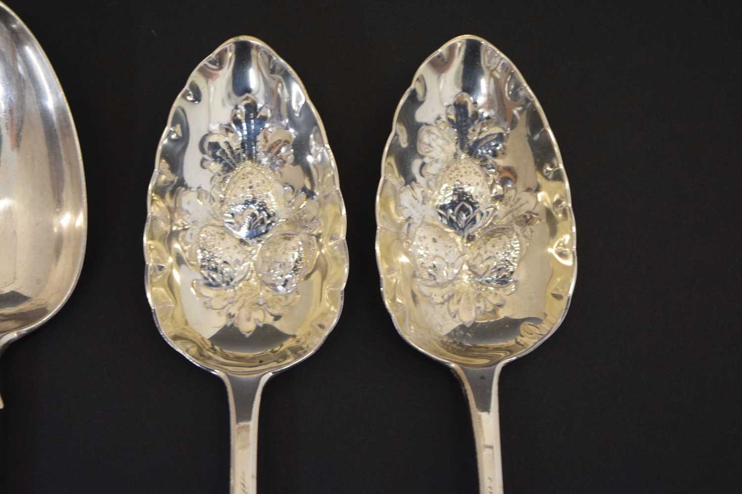 Pair of George IV silver berry spoons and a Victorian Fiddle pattern tablespoon - Image 3 of 9