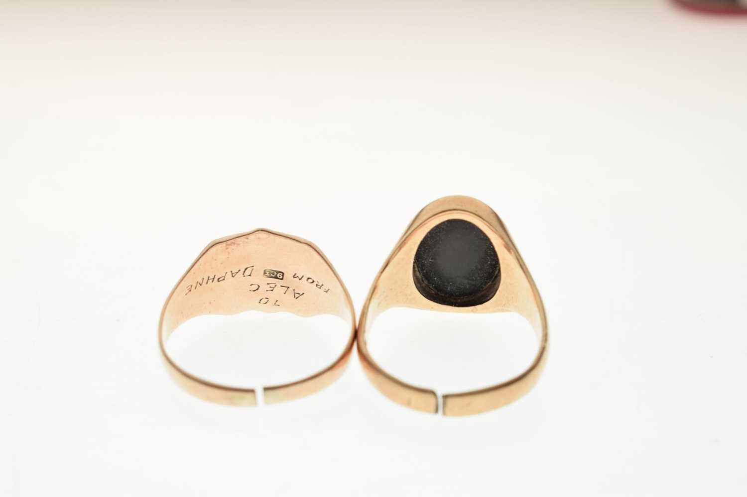 9ct gold onyx signet ring, and a 9ct gold signet ring - Image 3 of 6