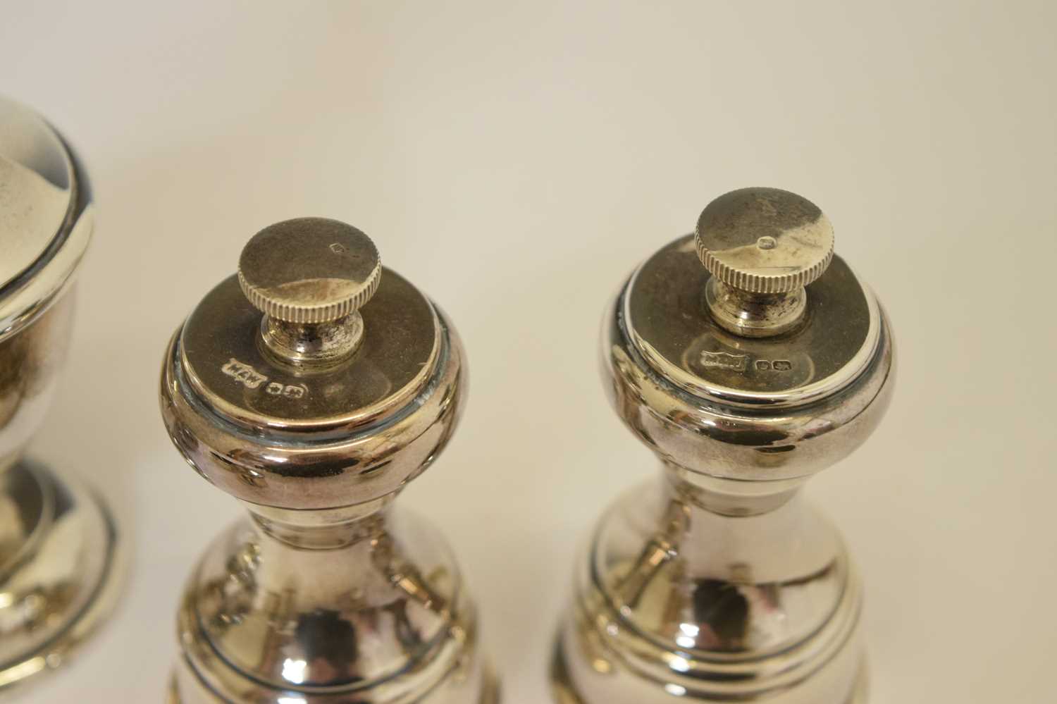 Quantity of small silver to include a pair of Elizabeth II silver pepper mills, etc - Image 10 of 10