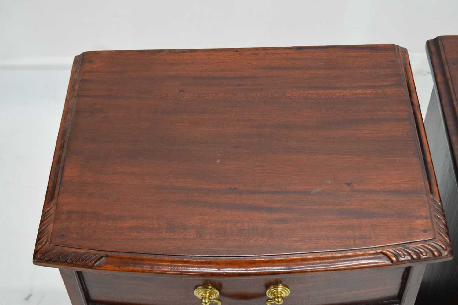Pair of reproduction mahogany five-drawer bedside chests of drawers - Image 4 of 8