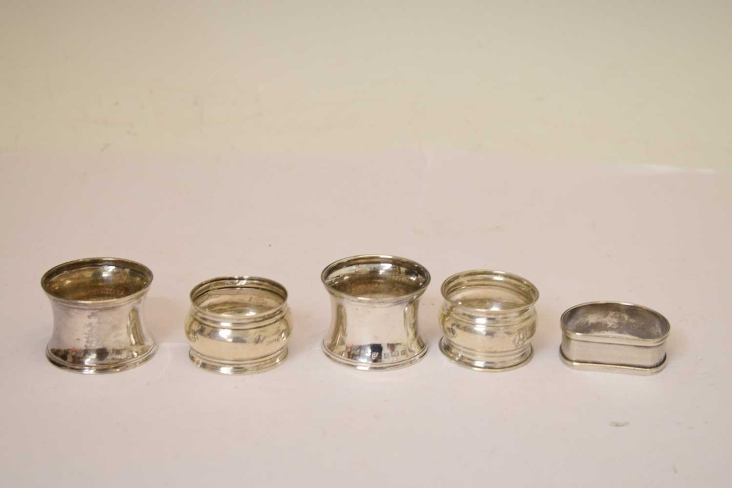Collection of silver items to include silver napkin rings, pair of silver of pedestal mustard pots - Image 9 of 13