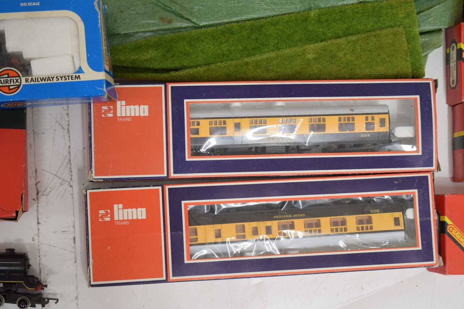 Mixed quantity of 00 gauge railway trainset locomotives, wagons and carriages - Image 7 of 12