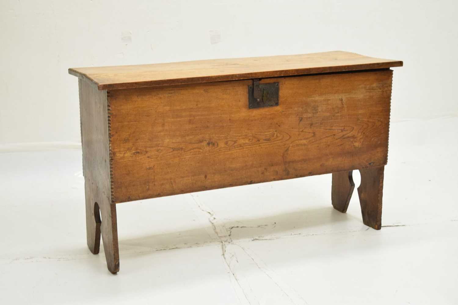 17th century elm six-plank coffer or bedding chest - Image 2 of 6