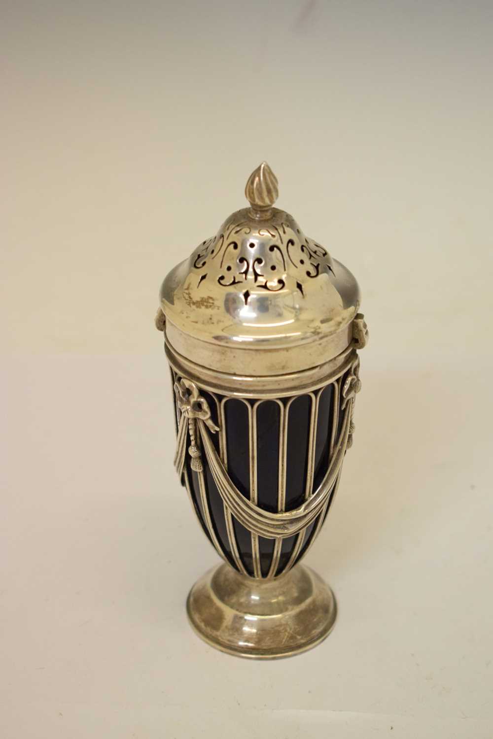 George II silver pepperette, George V sugar sifter, and an Edward VII vase-shaped sifter - Bild 5 aus 10