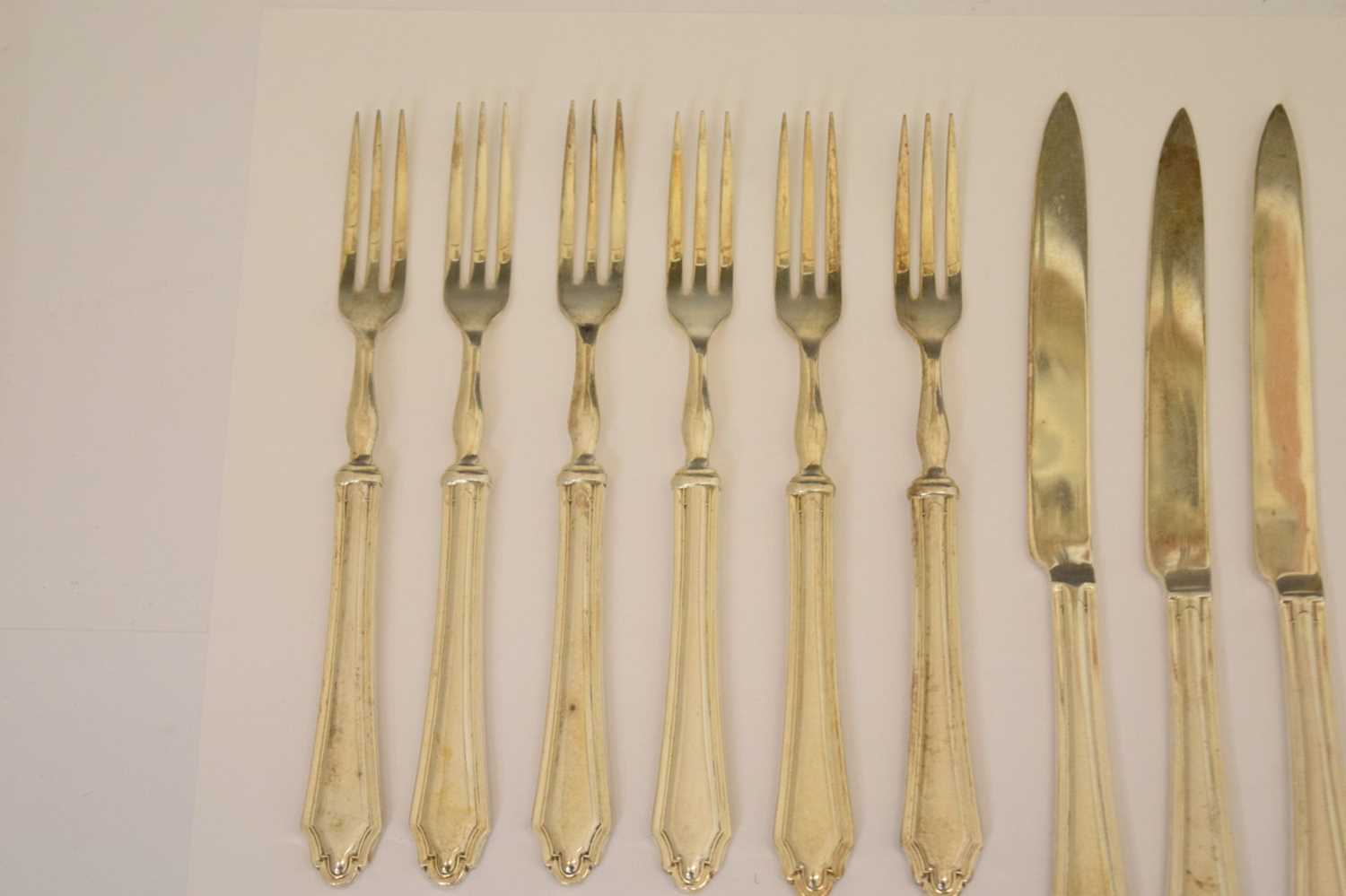 Cased set of silver grapefruit spoons, and a set of six silver fruit knives and forks - Image 2 of 6