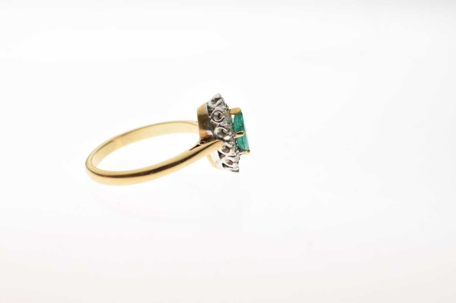 Emerald and diamond 18ct gold cluster ring - Image 4 of 6