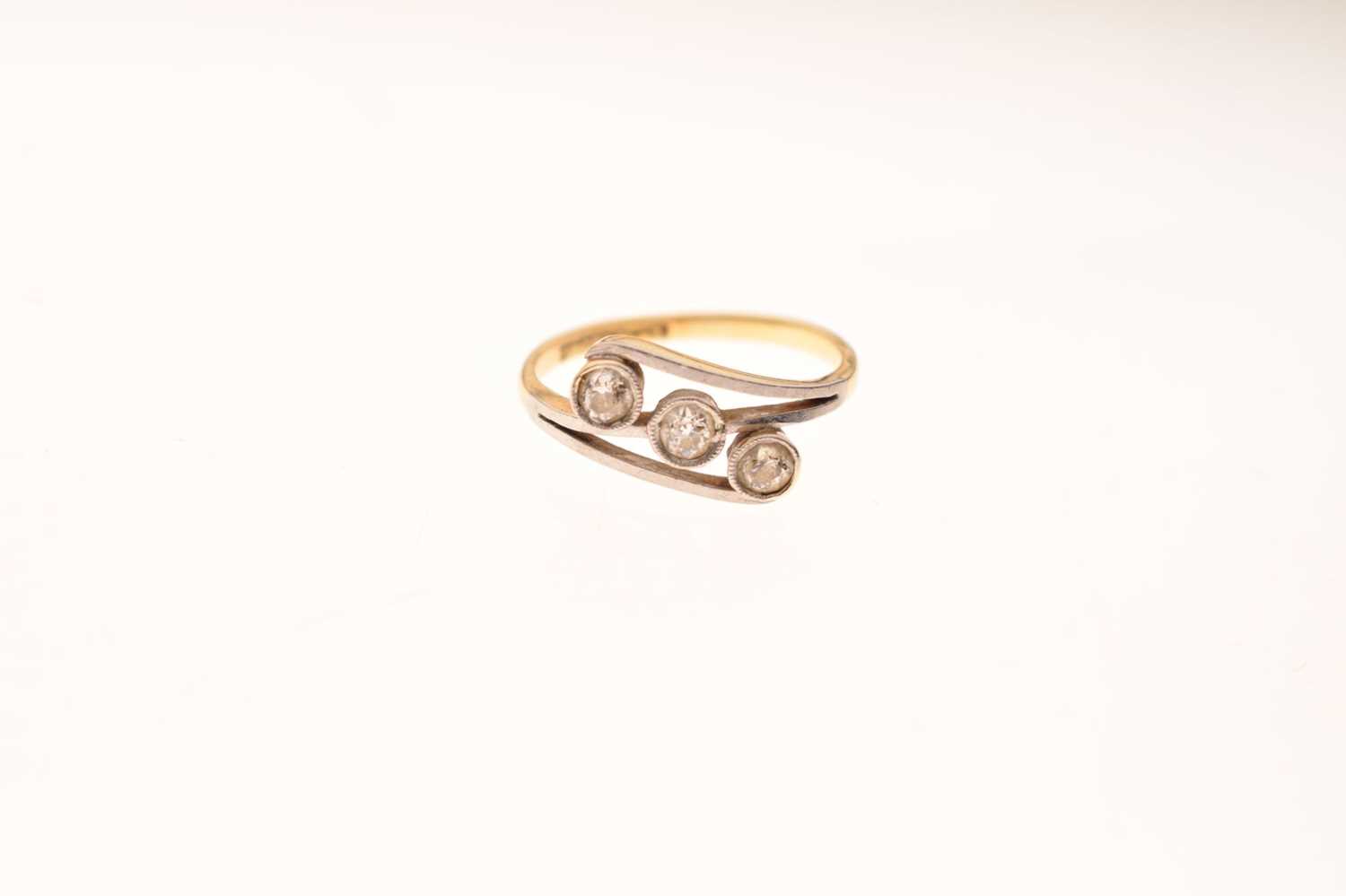 Diamond three-stone crossover ring - Image 2 of 6