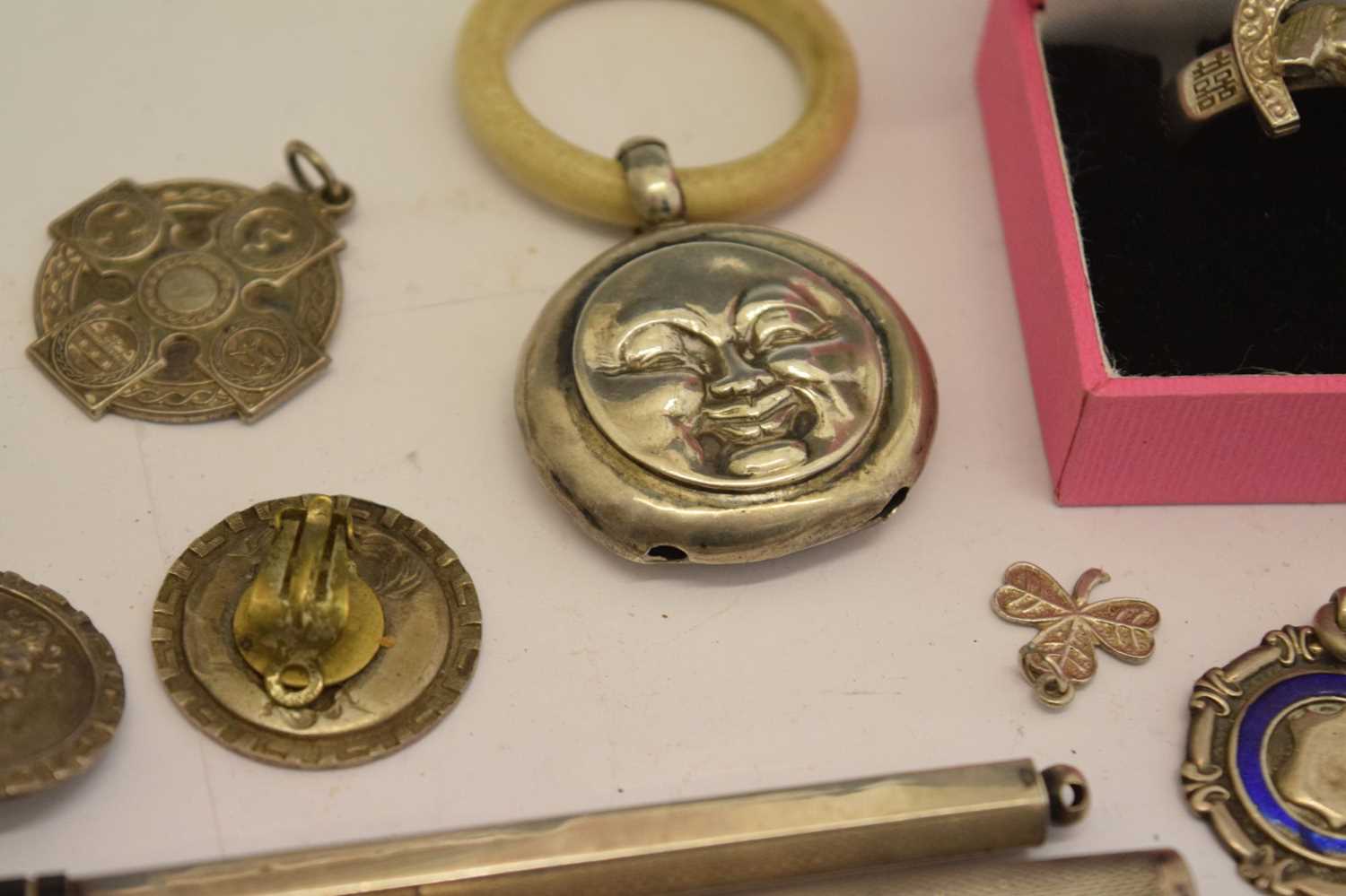 Quantity of silver fobs, buttons, a child's moon-faced teething ring/rattle, etc - Bild 6 aus 12
