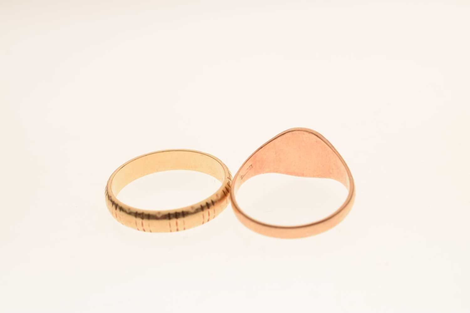 Early 20th century 9ct gold signet ring, and 9ct gold wedding band - Image 4 of 6