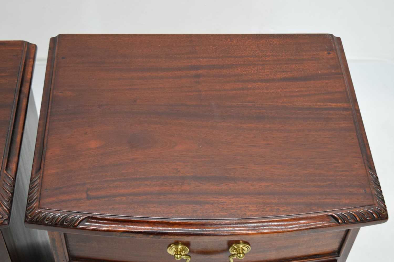 Pair of reproduction mahogany five-drawer bedside chests of drawers - Image 5 of 8