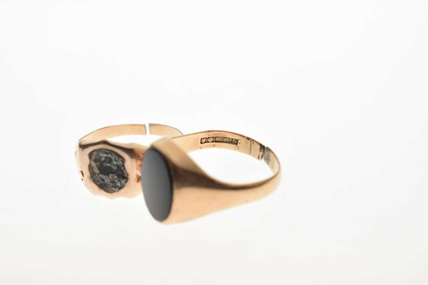 9ct gold onyx signet ring, and a 9ct gold signet ring - Bild 5 aus 6