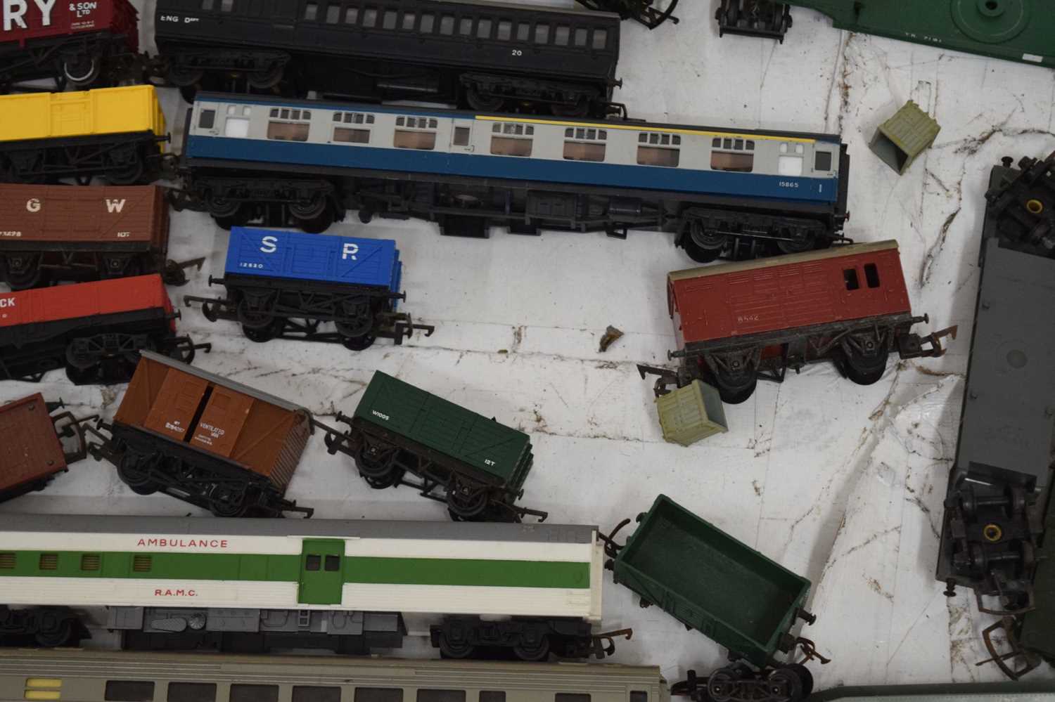 Mixed quantity of 00 gauge railway trainset locomotives, wagons and carriages - Image 11 of 12