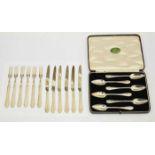 Cased set of silver grapefruit spoons, and a set of six silver fruit knives and forks