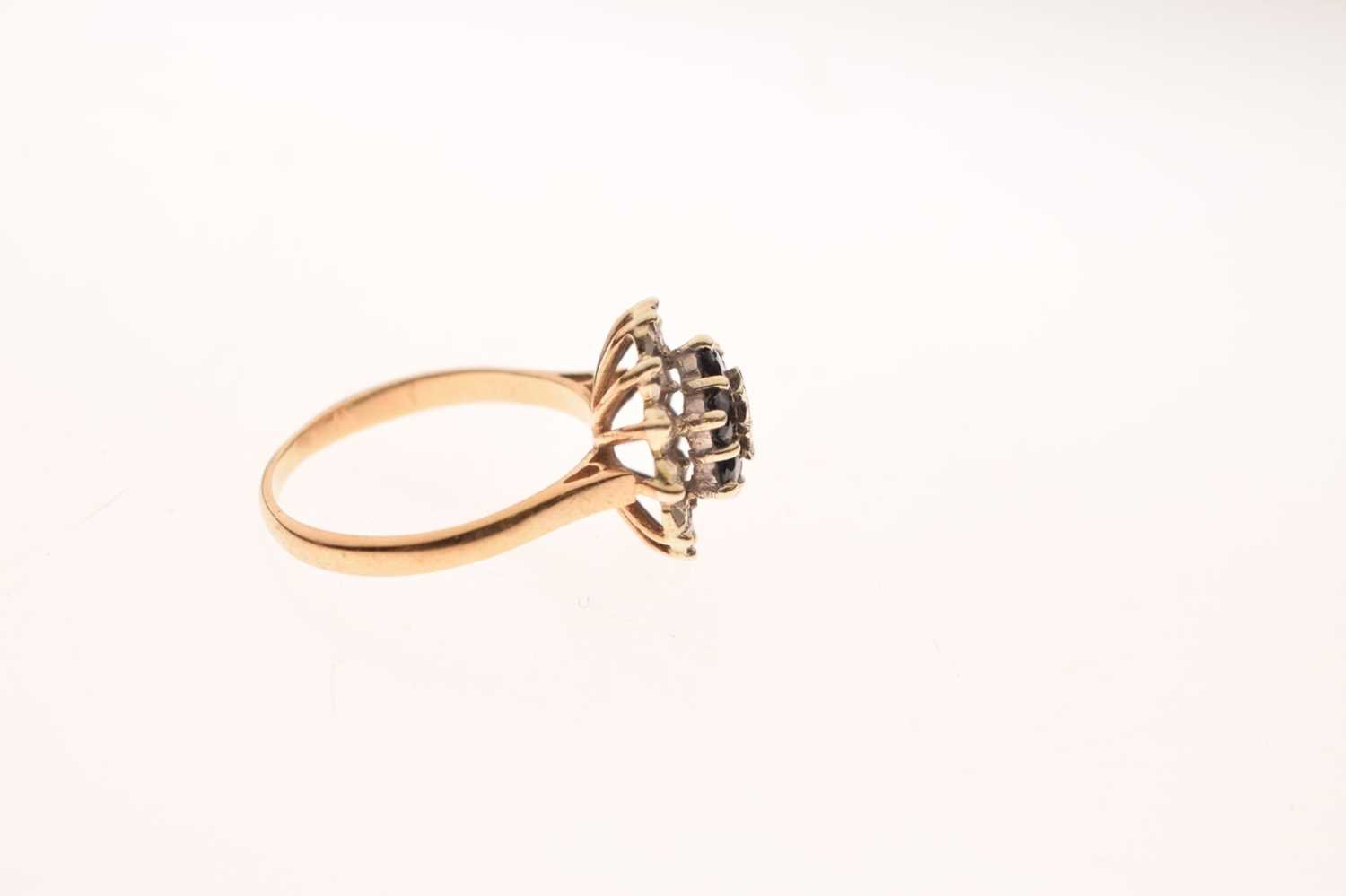 9ct gold sapphire and diamond cluster ring - Bild 5 aus 6