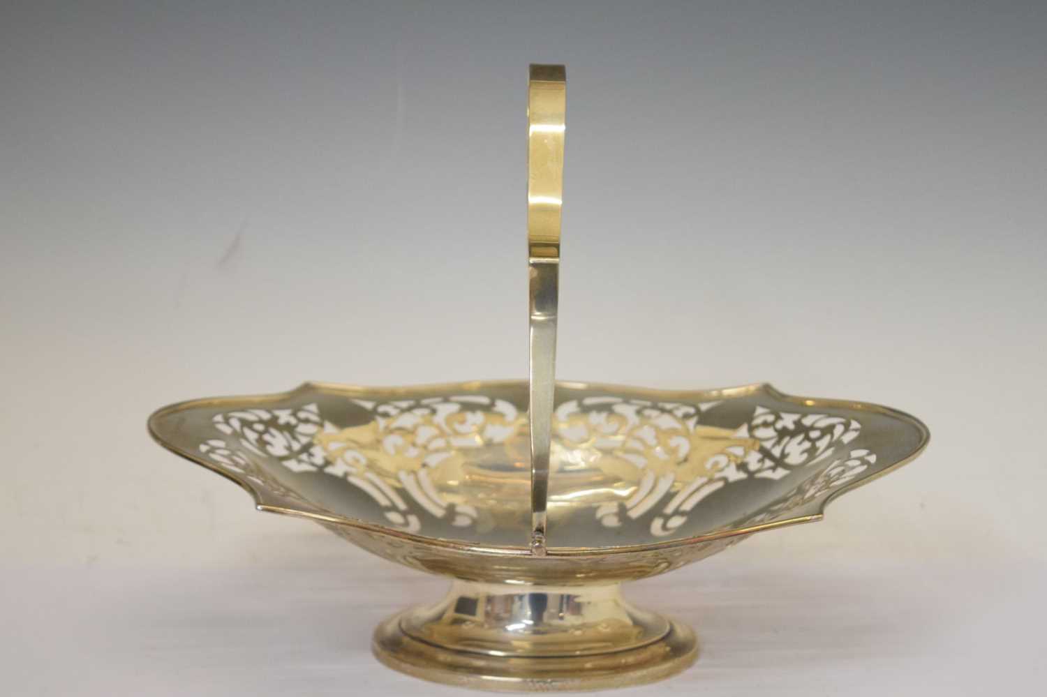 George V silver basket with swing handle - Image 4 of 7