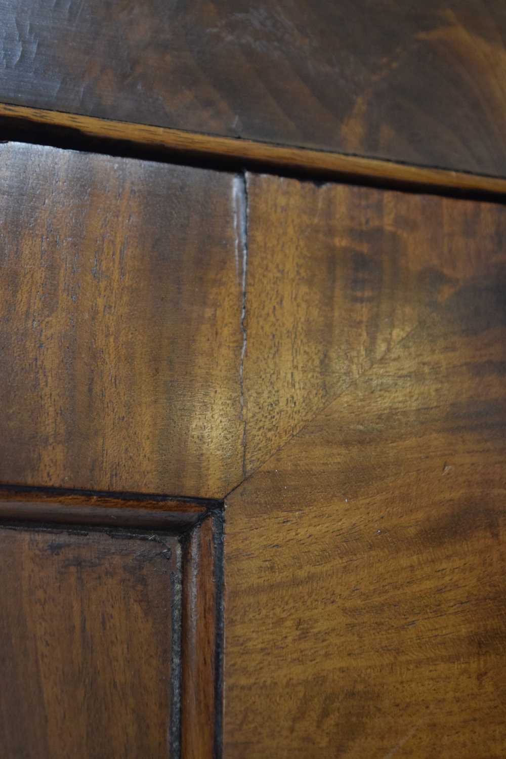 George III mahogany linen press - Image 9 of 17