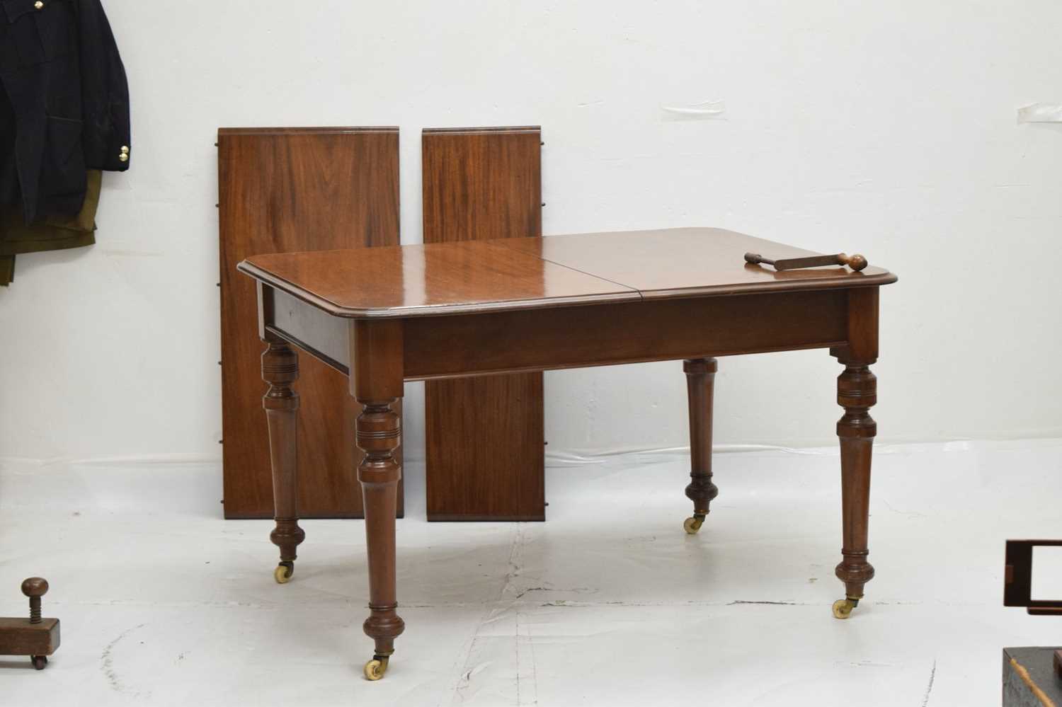 Victorian mahogany wind-out extending dining table with two leaves - Image 3 of 10