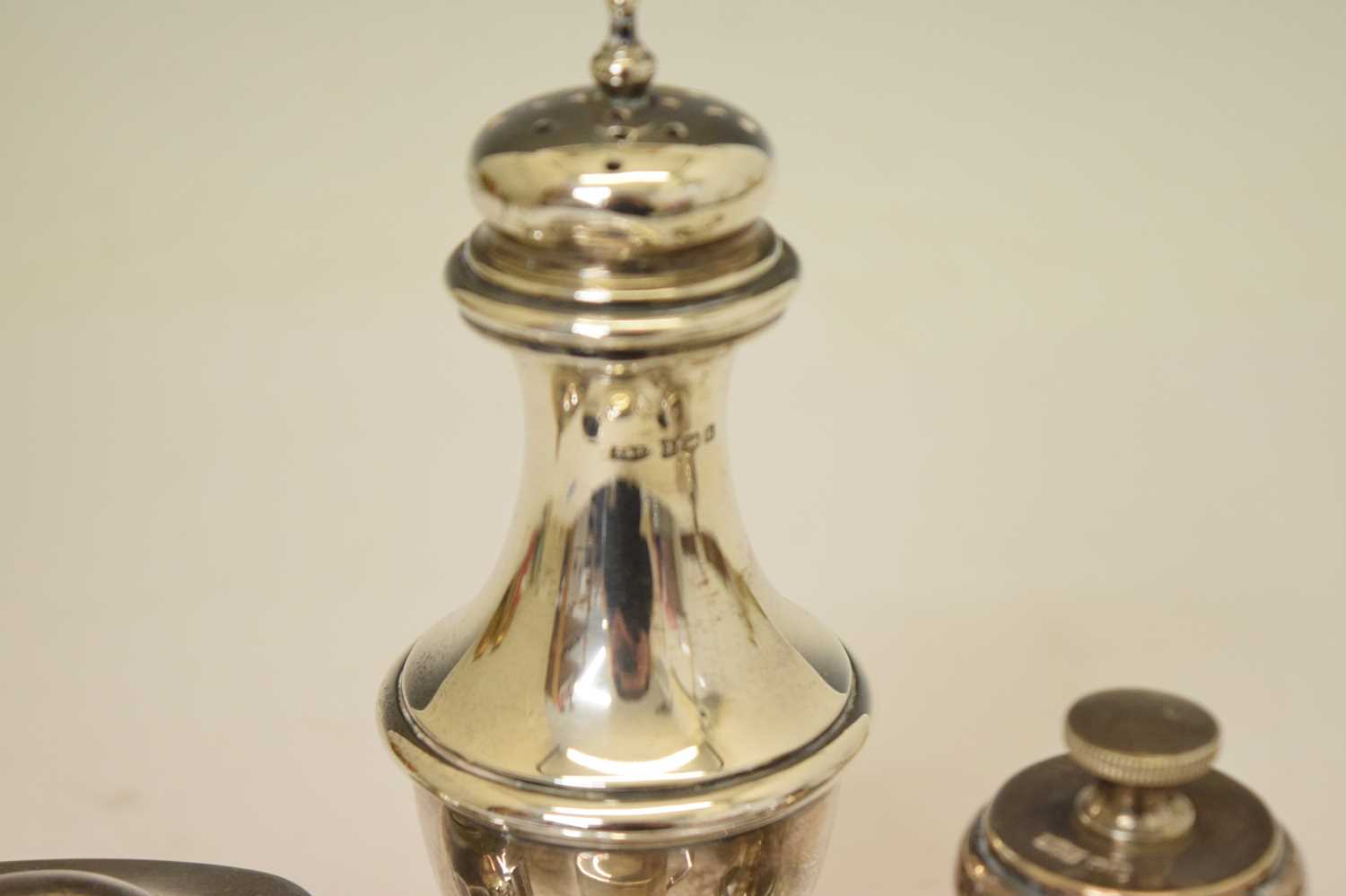 Quantity of small silver to include a pair of Elizabeth II silver pepper mills, etc - Image 2 of 10