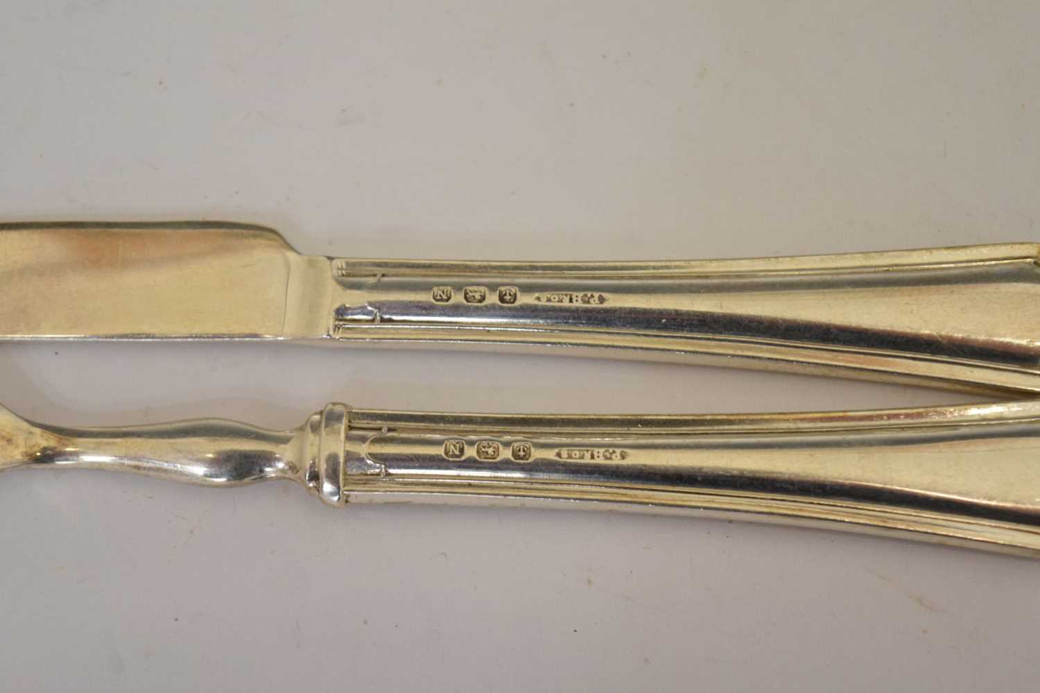 Cased set of silver grapefruit spoons, and a set of six silver fruit knives and forks - Bild 5 aus 6