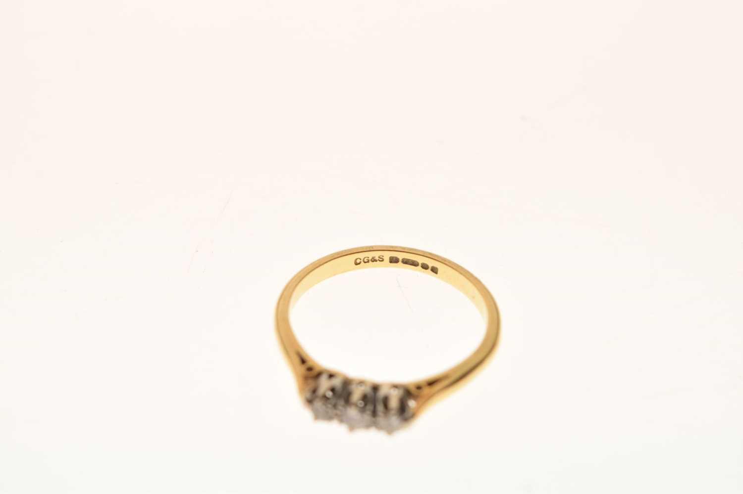 18ct gold diamond three-stone ring - Image 6 of 7