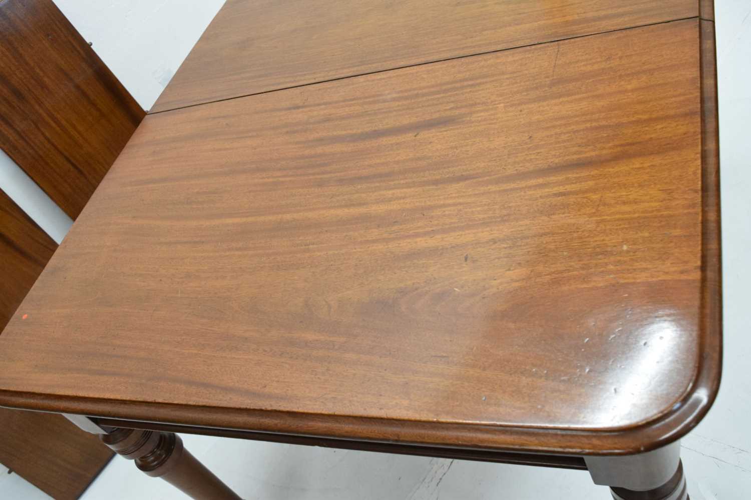 Victorian mahogany wind-out extending dining table with two leaves - Image 4 of 10