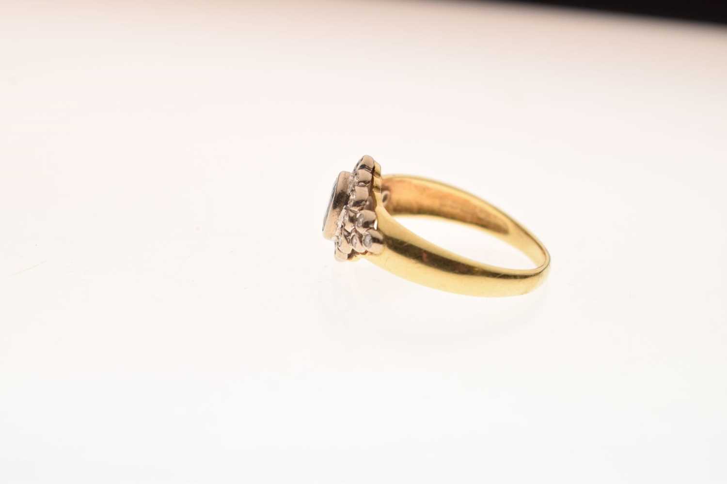 18ct gold sapphire and diamond dress ring - Image 3 of 5