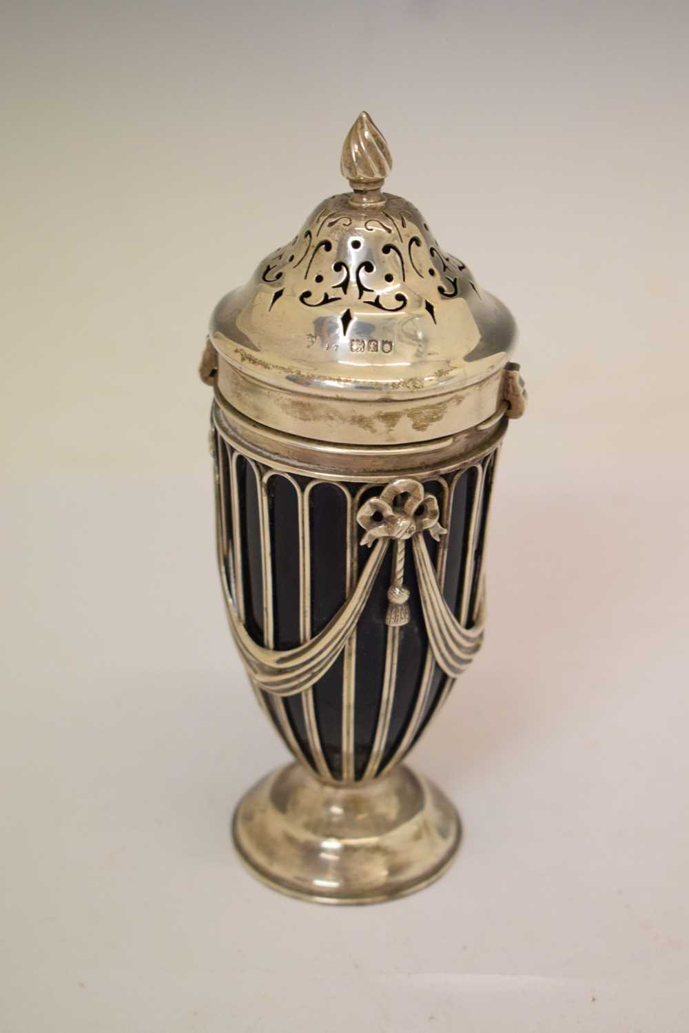 George II silver pepperette, George V sugar sifter, and an Edward VII vase-shaped sifter - Bild 6 aus 10