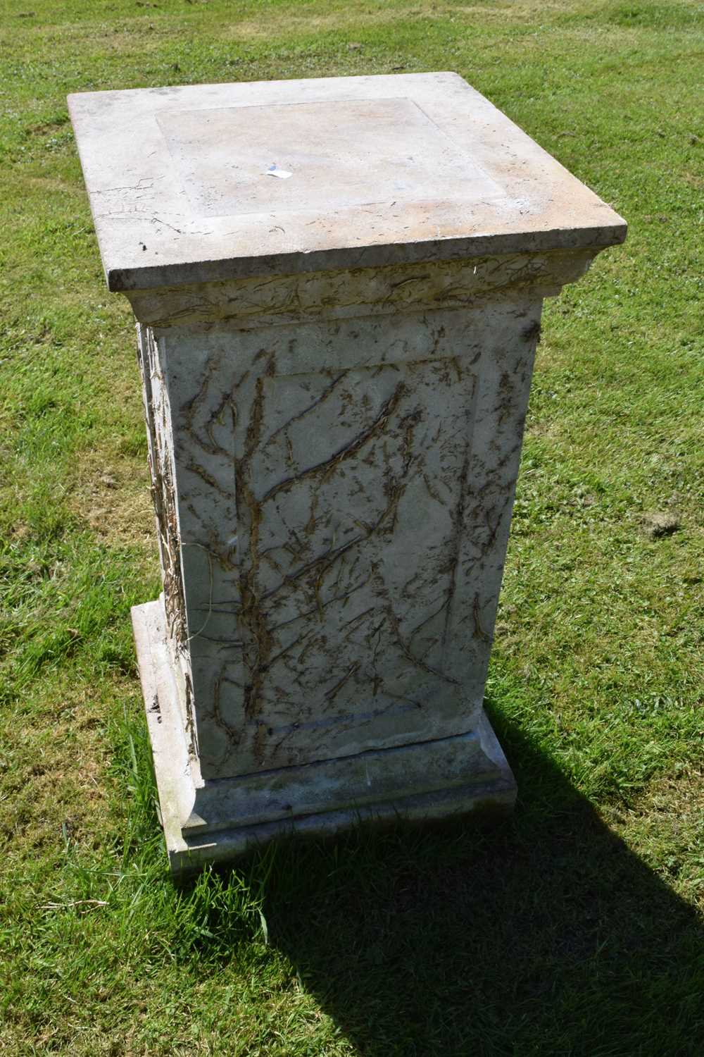 Composition stone garden urn and pedestal - Image 10 of 11