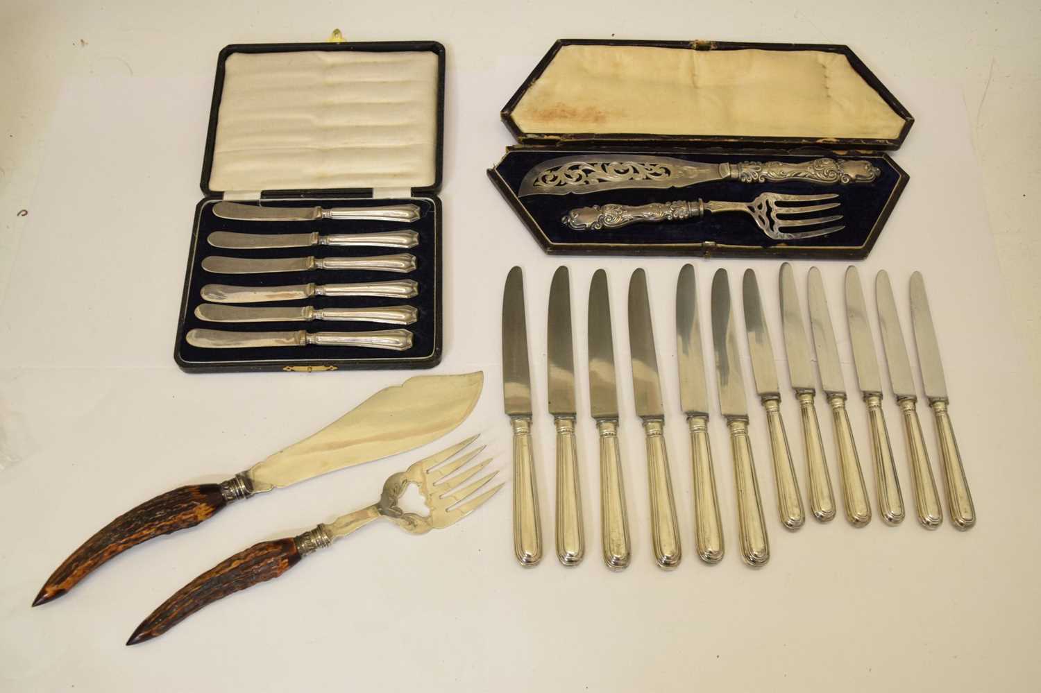 Cased set of six George V silver handled butter knives, cased pair of silver plated fish servers, et - Bild 2 aus 13