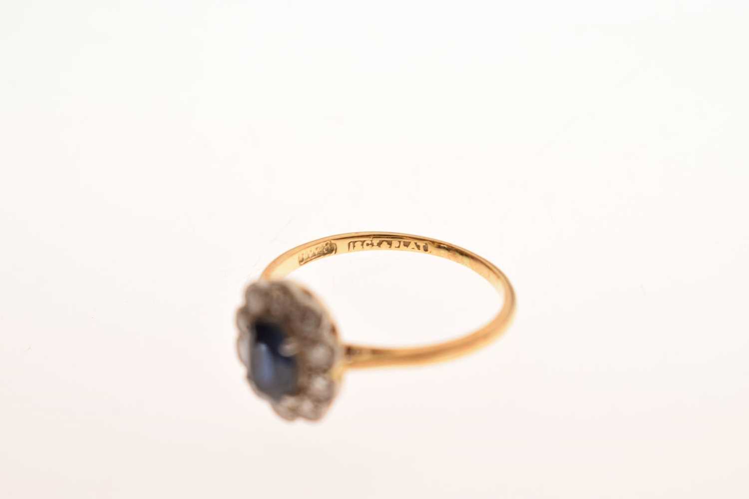 Sapphire and diamond '18ct & Plat' cluster ring - Bild 5 aus 6
