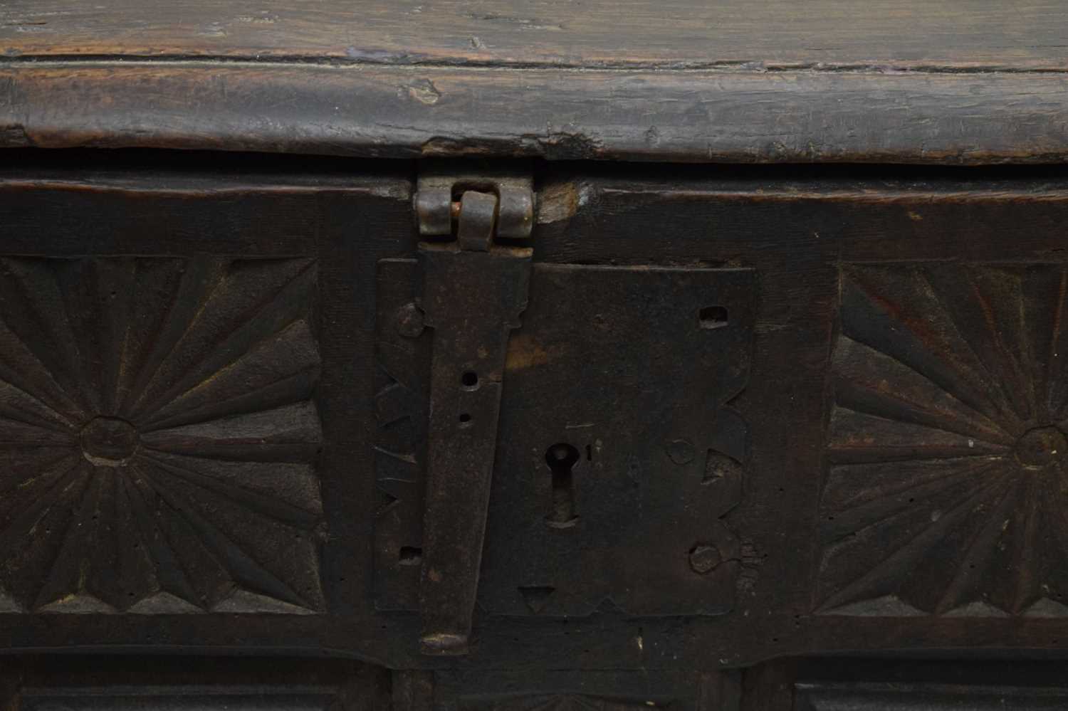 17th century oak chip-carved coffer or bedding chest - Image 21 of 21