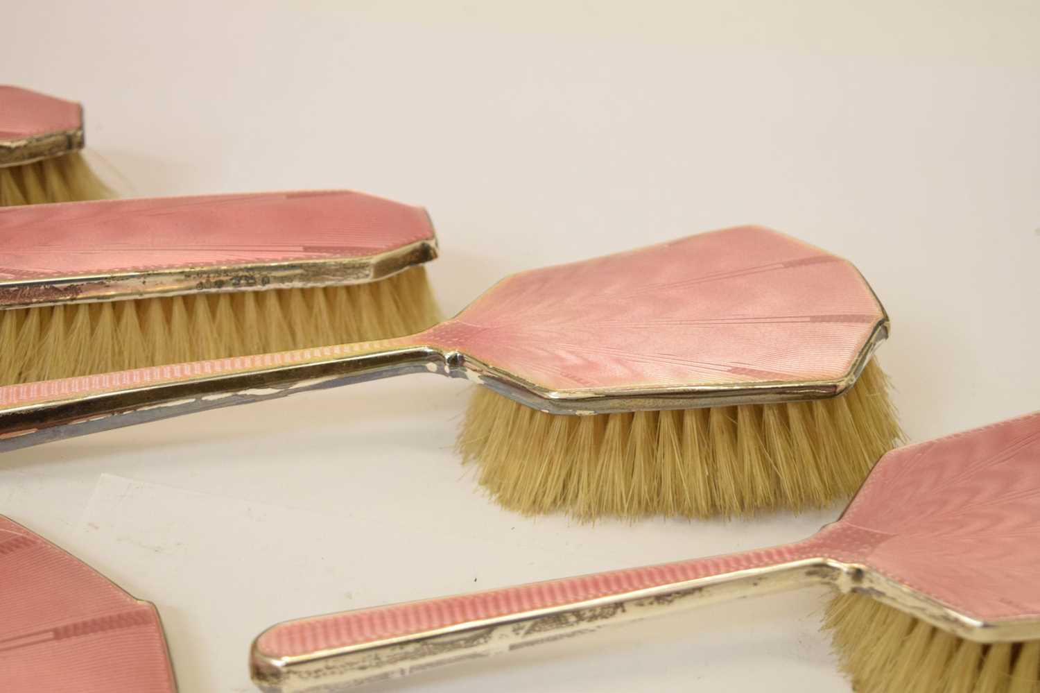 Art Deco silver and pink enamel six-piece vanity set including trinket box - Image 5 of 13