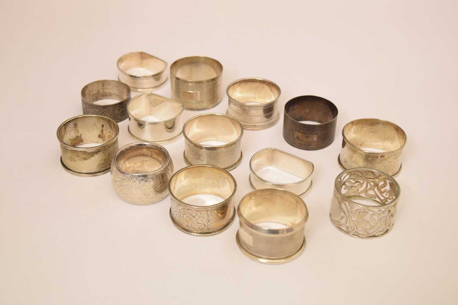 Collection of fourteen late 19th and 20th century silver napkin rings - Bild 2 aus 7