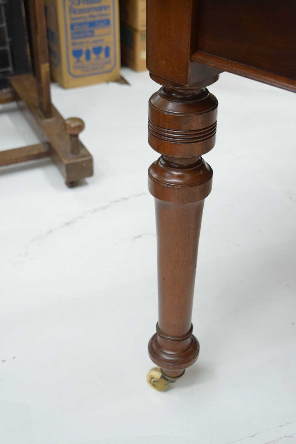 Victorian mahogany wind-out extending dining table with two leaves - Image 7 of 10