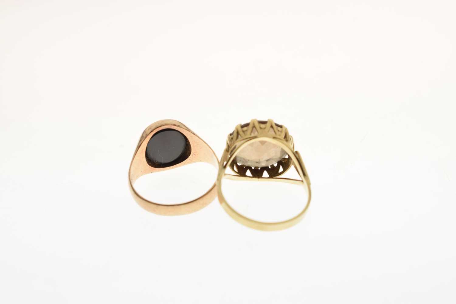 Smokey quartz ring, and a 9ct gold onyx signet ring (2) - Bild 3 aus 6