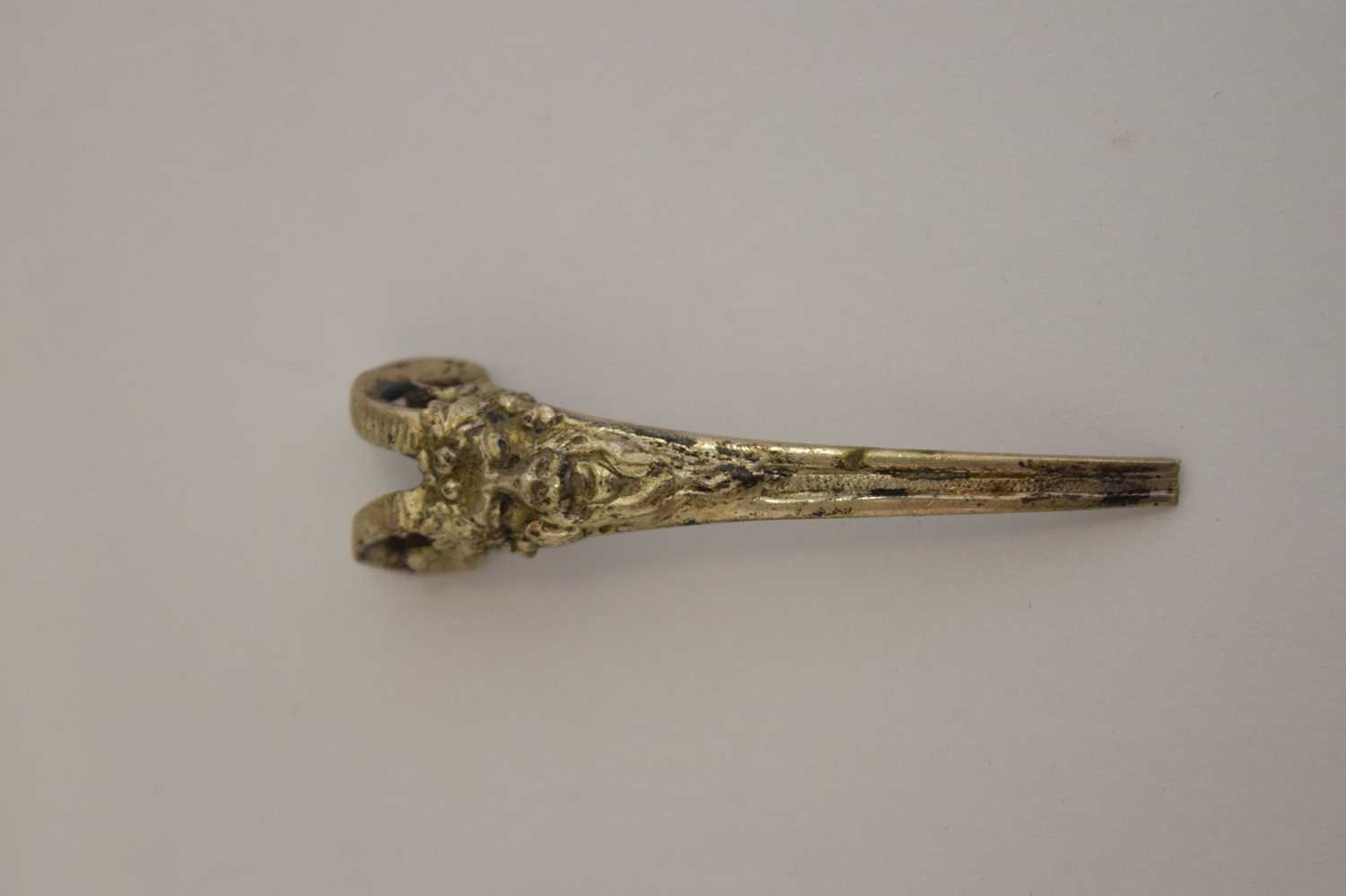 Group of silver to include late Victorian silver sugar sifter, asparagus tongs, etc - Image 2 of 11