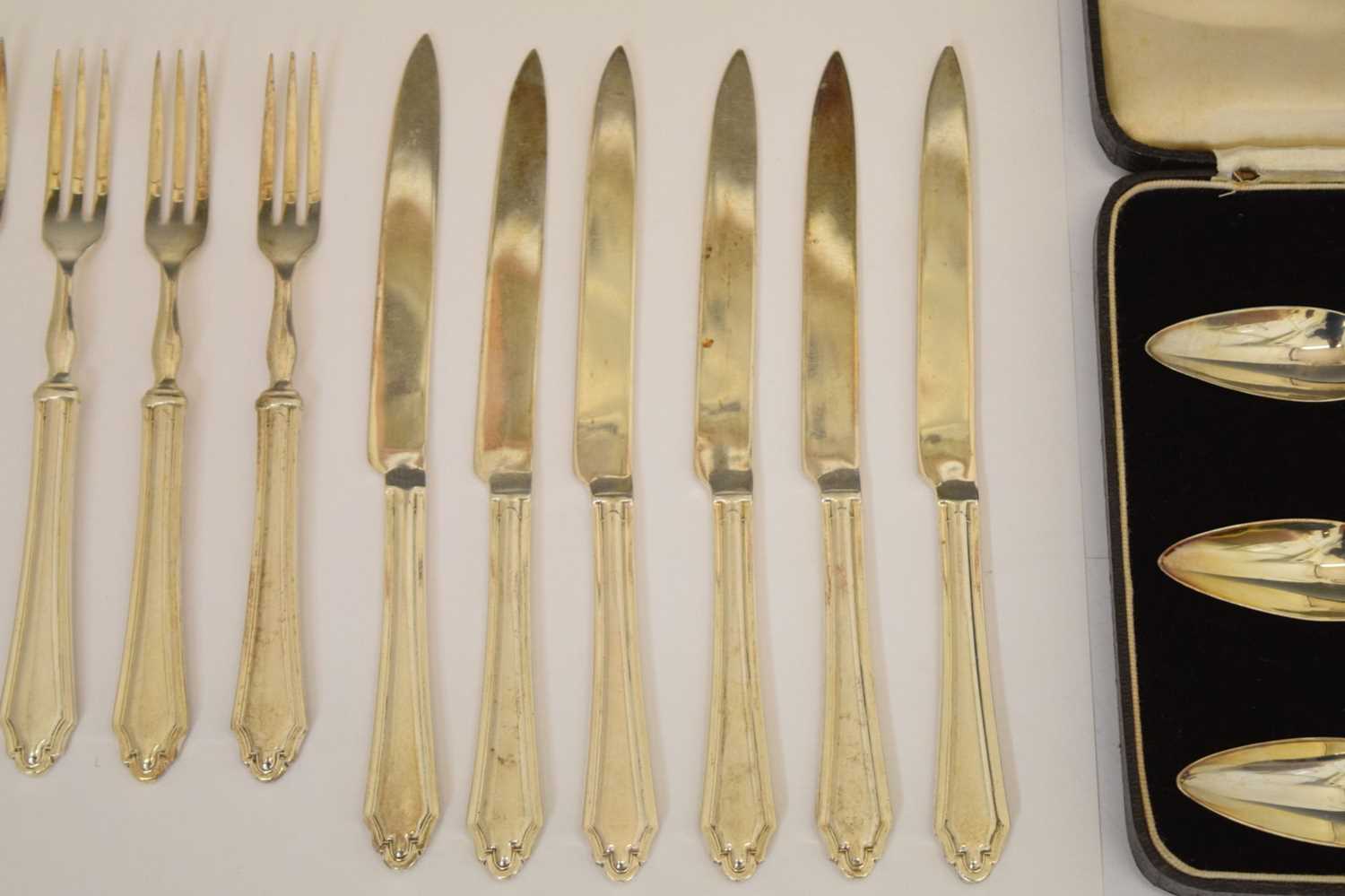 Cased set of silver grapefruit spoons, and a set of six silver fruit knives and forks - Image 3 of 6