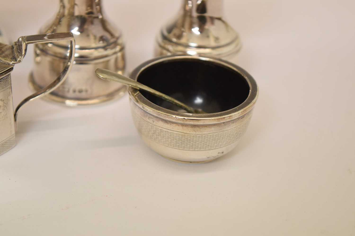 Quantity of small silver to include a pair of Elizabeth II silver pepper mills, etc - Image 5 of 10