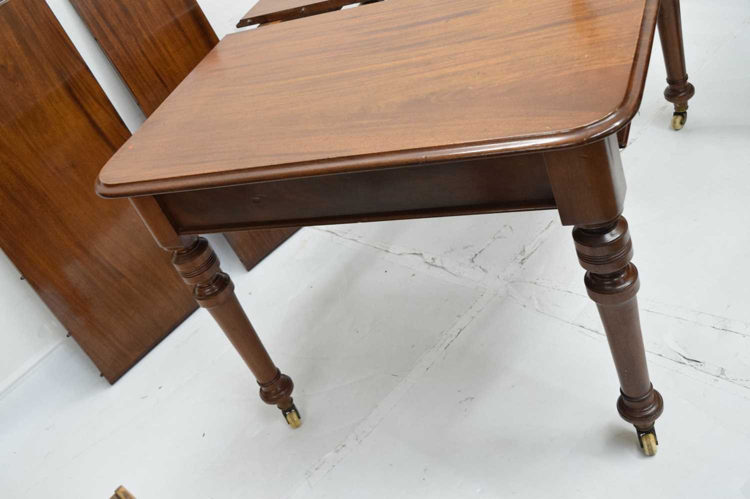 Victorian mahogany wind-out extending dining table with two leaves - Image 8 of 10