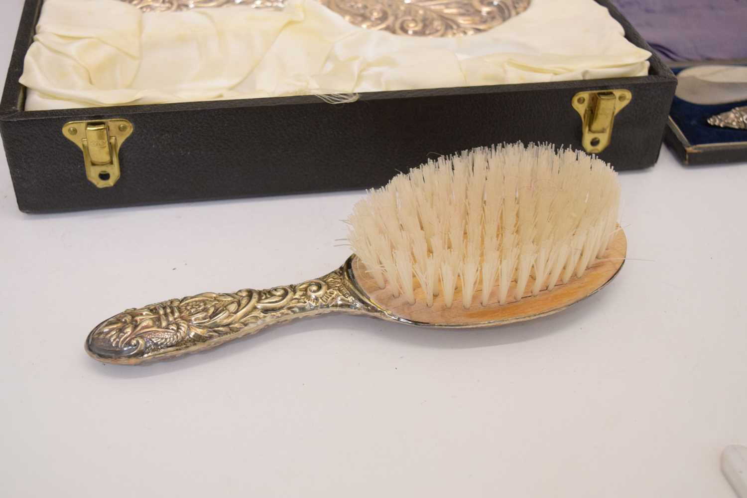 Cased Elizabeth II silver-backed dressing table set, and a silver handled shoe horn and button hook - Bild 5 aus 9